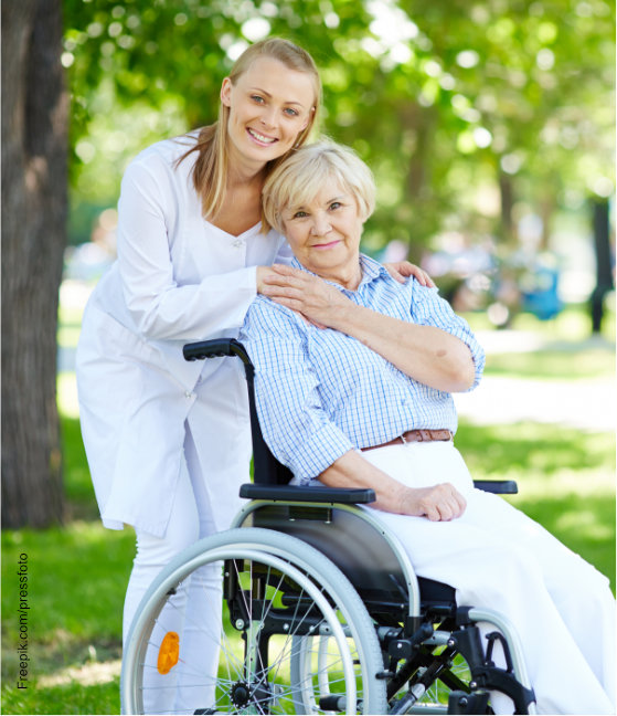 Pflegerin und Seniorin im Rollstuhl