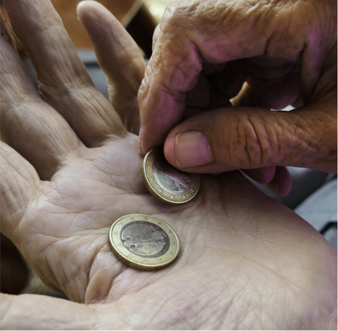 Münzen in Hand einer älteren Person