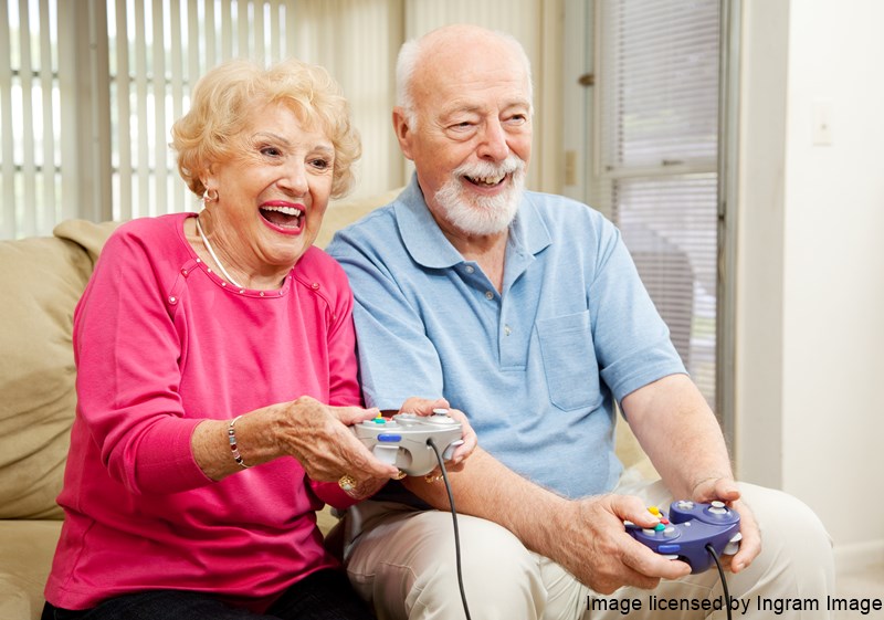 Seniorenpaar spielt Videospiel