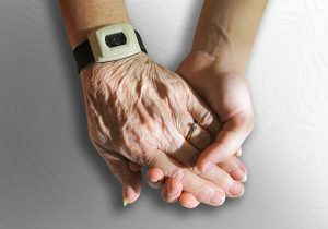 pflegende junge Hand in älterer Hand